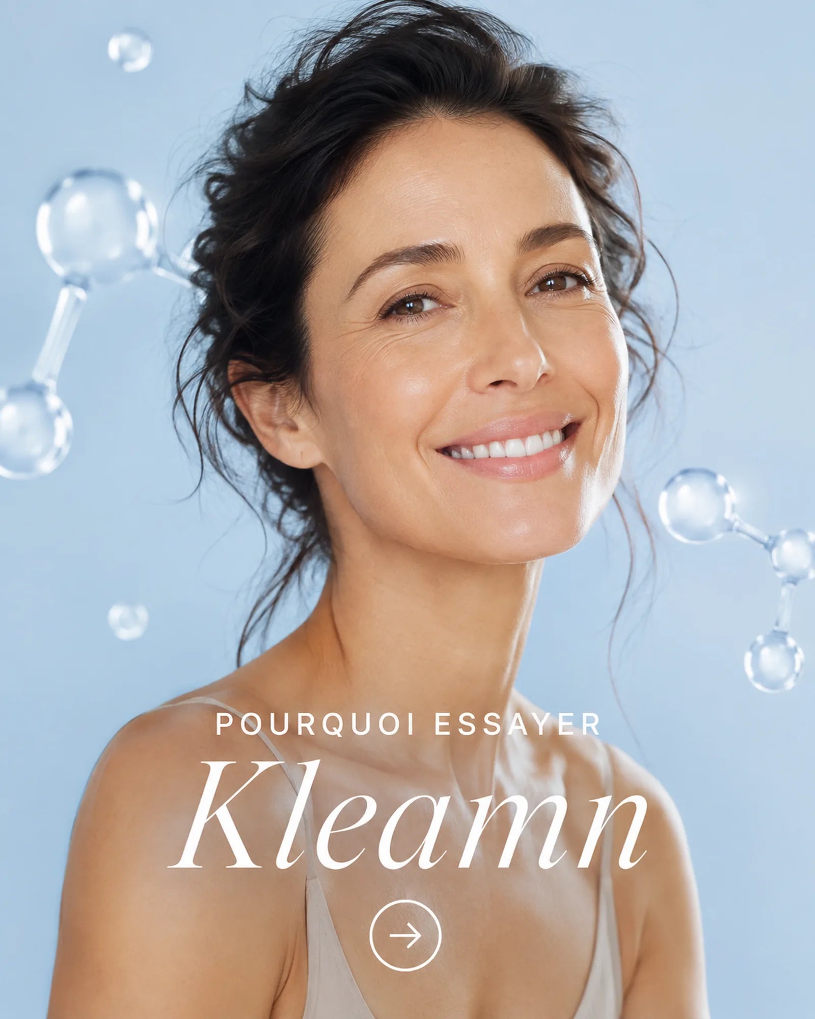 Femme heureuse dans sa salle de bain montrant deux pots de Crème de jour anti-âge Kleamn — Offre du moment